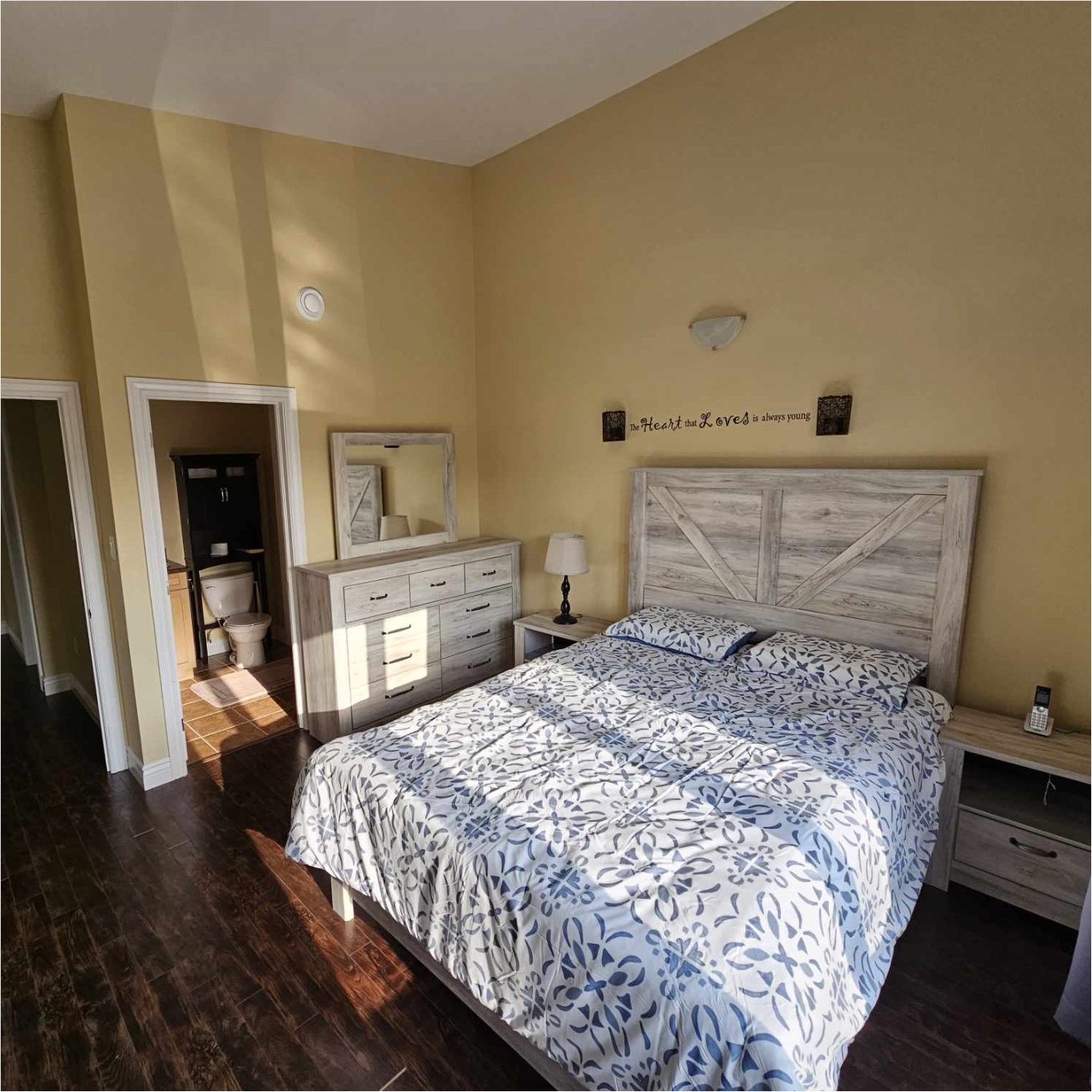 Room 4 Queen Bed - Ensuite 2 (1)